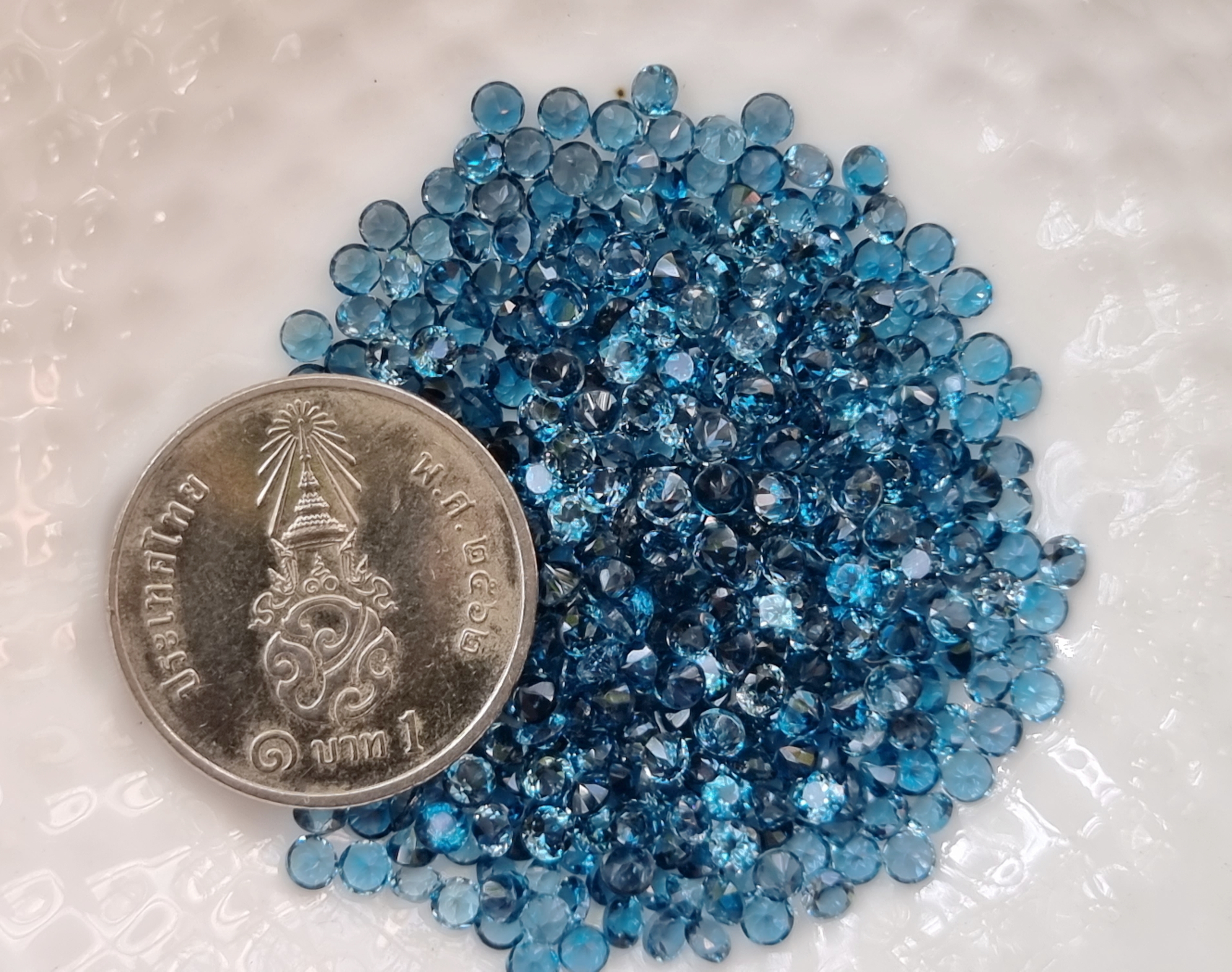 ลอนดอนบลูโทปาสกลม 2.5 มม. 1 กะรัต