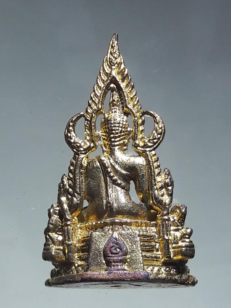 รหัสสินค้า พระมีกล่อง 257 รูปหล่อกะไหล่ทอง พระพุทธชินราช วัดพระศรีรัตนมหาธาตุวรมหาวิหาร อำเภอเมือง จังหวัดพิษณุโลก ไม่ทราบปีที่สร้าง ขนาดเทียบกับเหรียญบาท กล่องเดิมครับ