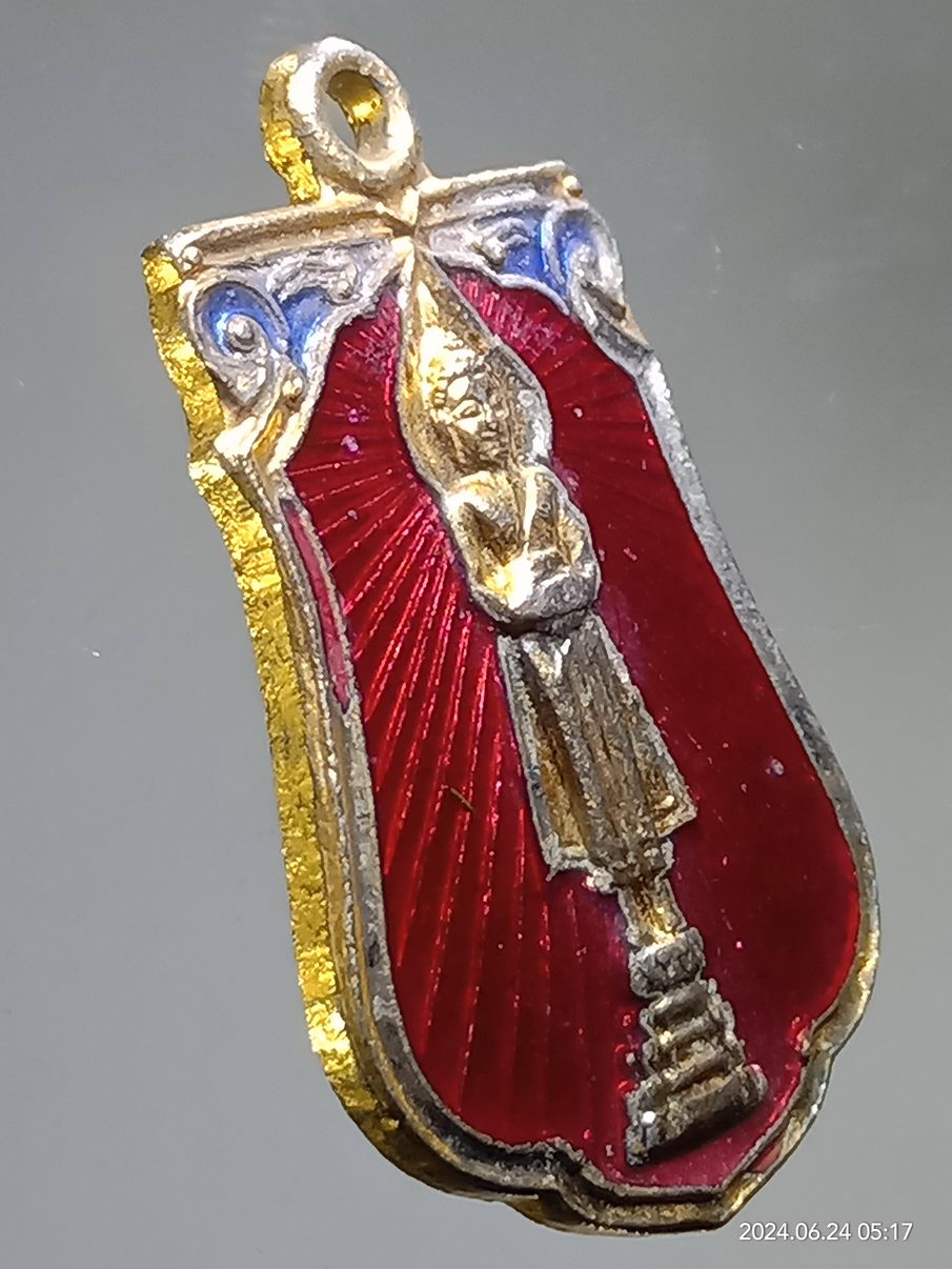 รหัสสินค้า เหรียญพระพุทธ 100 เหรียญกะไหล่ทองลงยาแดง หลวงพ่อบ้านแหลม วัดเพชรสมุทรวรวิหาร สร้างปี 2525 ที่ระลึกเสด็จยกช่อฟ้าพระอุโบสถ