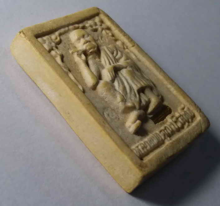 รหัสสินค้า นครราชสีมา 104 พระผงรูปเหมือนฝังตะกรุด หลวงพ่อคูณ วัดบ้านไร่ รุ่นศิริมงคล แซยิด 72 ปี