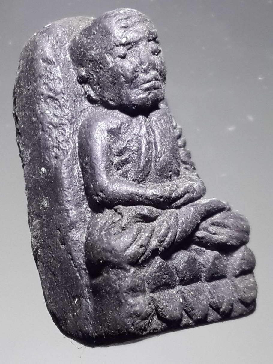 รหัสสินค้า หลวงปู่ทวด วัดต่างๆ 347 หลวงปู่ทวดเนื้อว่าน วัดช้างให้ จังหวัดปัตตานี พิมพ์พระรอดเล็ก ไม่ทราบปีที่สร้าง