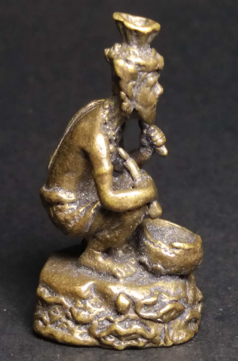 รหัสสินค้า พระกริ่ง พระหล่อ 117 รูปหล่อพระฤาษีนั่งบดยา เนื้อทองผสม เทช่อ หล่อก้นถ้วย ไม่ทราบสำนัก