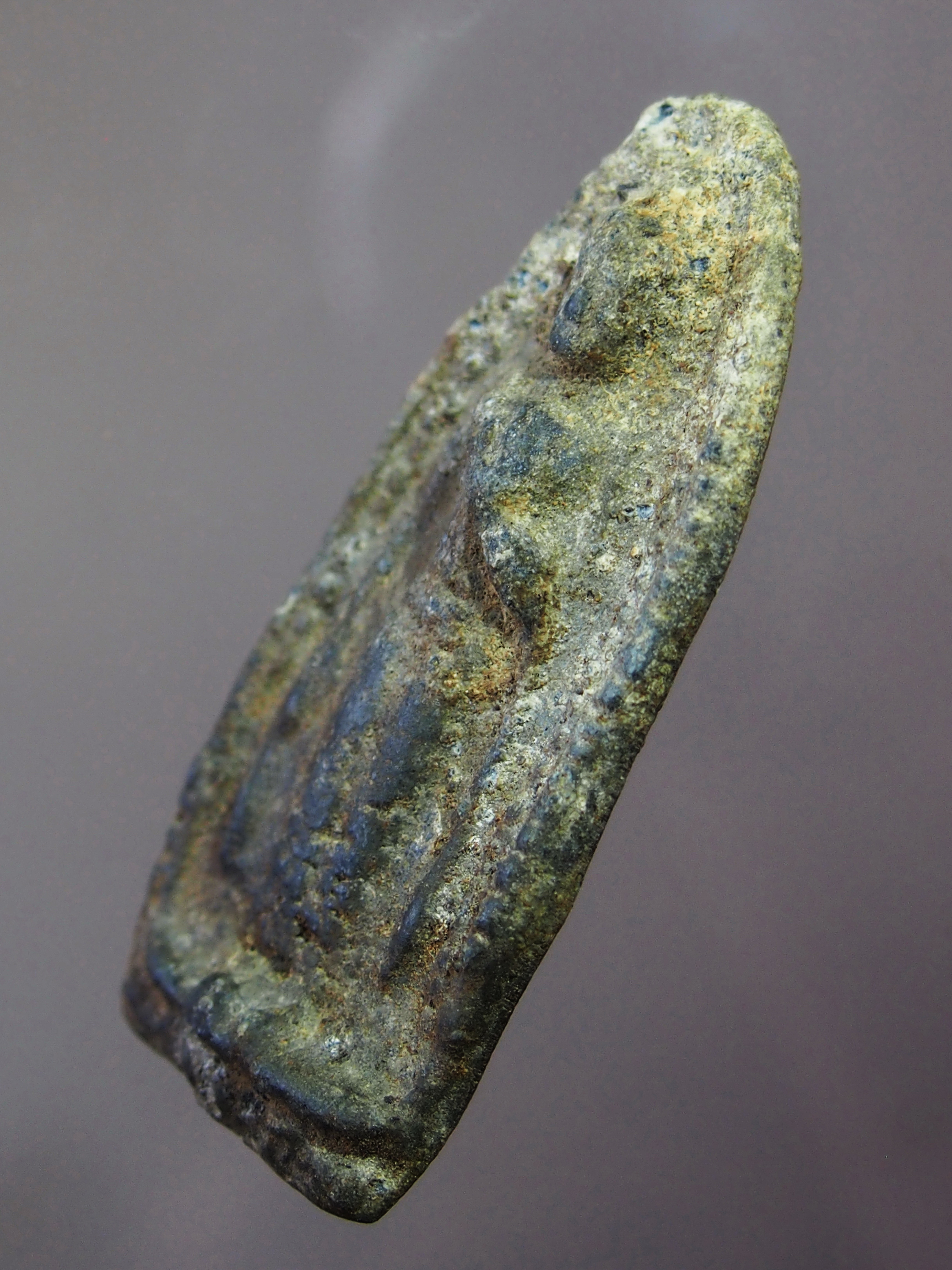 รหัสสินค้า พระกรุ 084 พระร่วงยืนประทานพร ข้างเม็ด สุโขทัย เนื้อชินอุทุมพร ชินเขียว