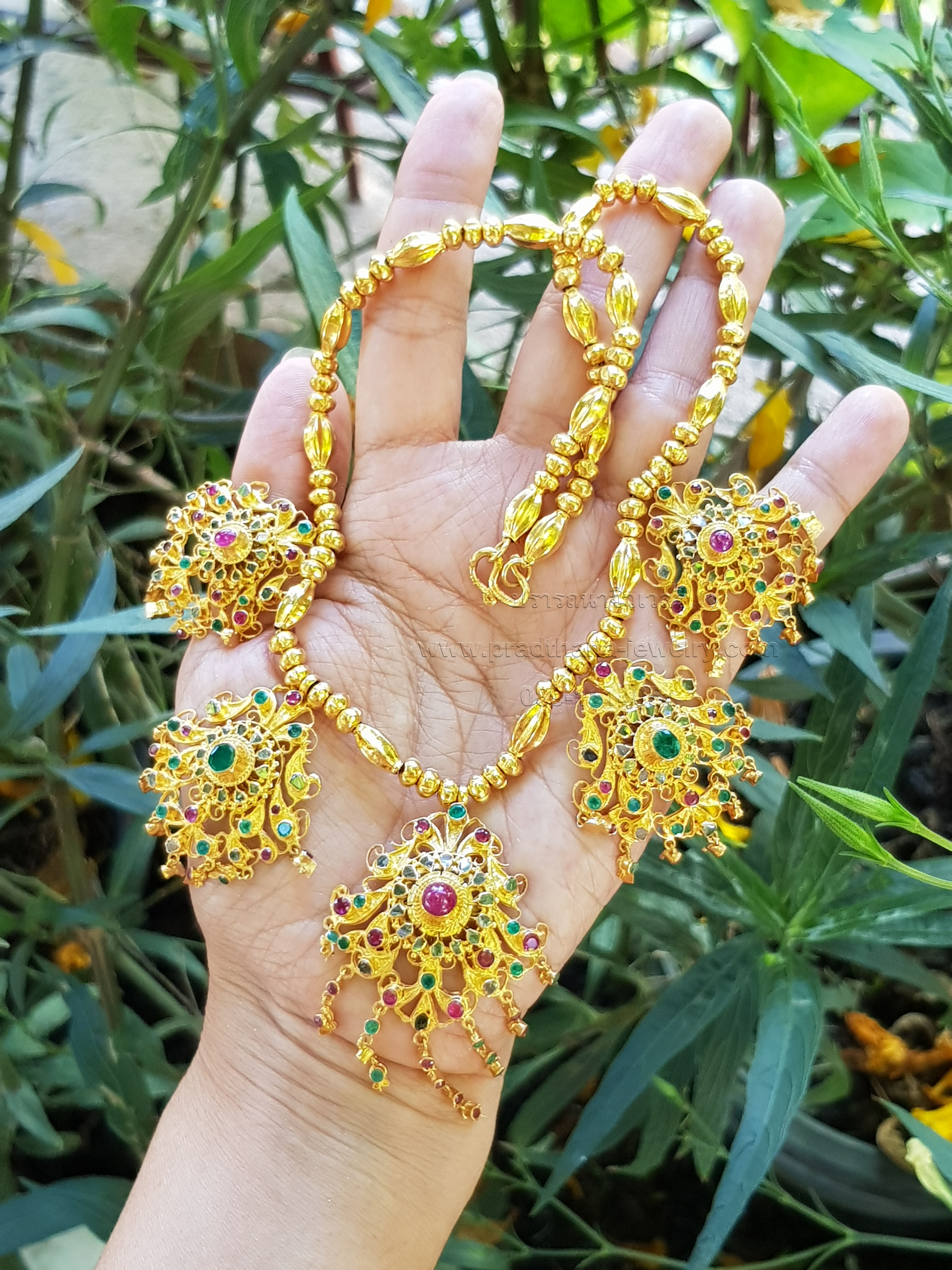 สร้อยคออุบะห้าช่อสามสี