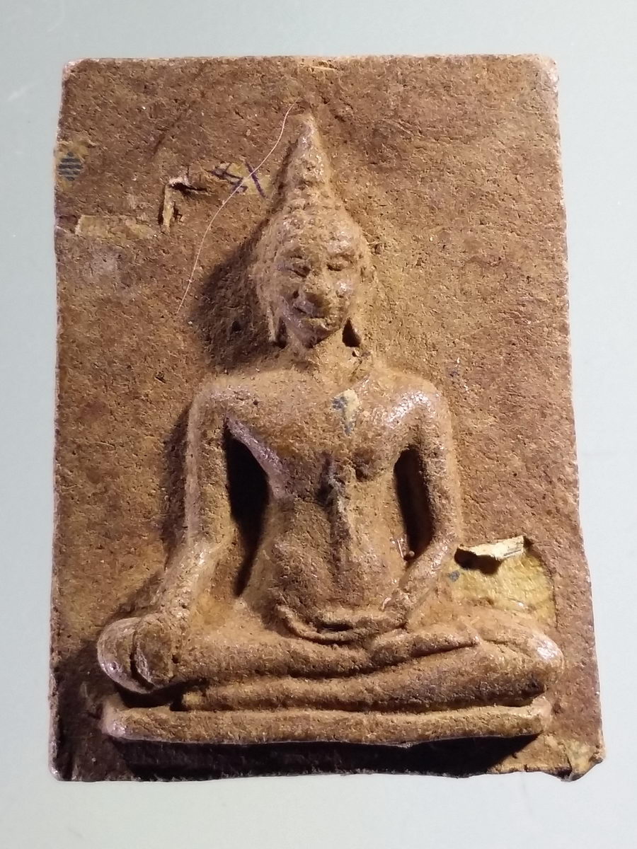 รหัสสินค้า พระเนื้อดิน เนื้อผง เนื้อว่าน 8845 พระพุทธ เนื้อว่าน ผสมธนบัตร หลังยันต์ อักขระขอมเหนือ และเครื่องหมายสวัสดิกะ ไม่ทราบที่ พระรายการนี้ให้เช่าบูชาแล้ว