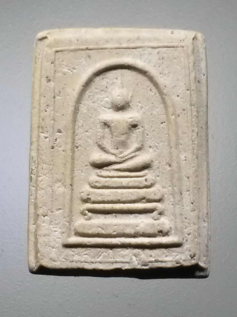 รหัสสินค้า พระสมเด็จวัดต่างๆ 988 พระสมเด็จพิมพ์คะแนน ฝังแร่มวลสาร และเพชรหน้าทั่ง ด้านหลังมีคำอักษรว่า ไทยรุ่ง และยันต์นะเฉลียวเพชร ไม่ทราบที่