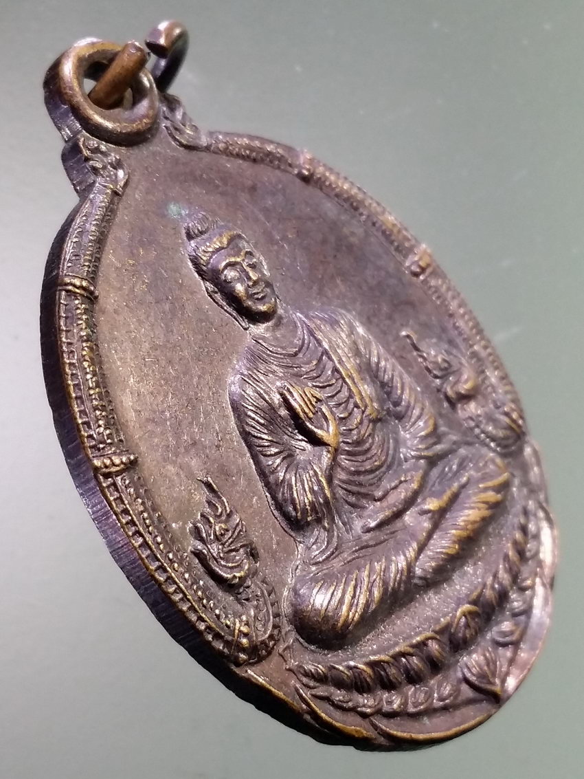 รหัสสินค้า เหรียญพระพุทธ 3960 เหรียญพระพุทธเจ้าประทานพร ซุ้มพญานาค ฐานดอกบัว หลังพระธาตุน้ำดอกบัวทอง 12 ราศี ตำบลโรงช้าง อำเภอป่าแดด จังหวัดเชียงราย สร้างปี 2543