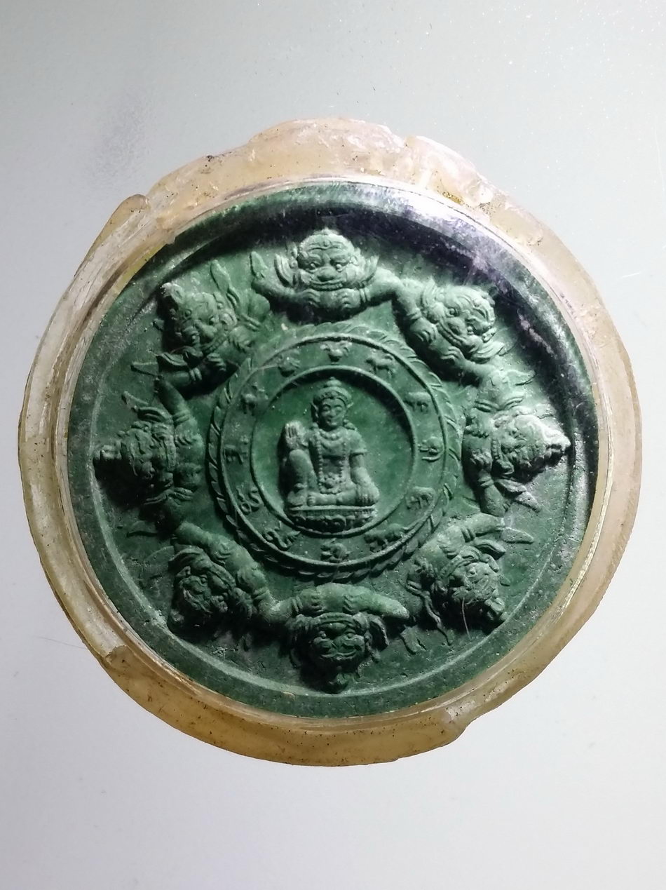 รหัสสินค้า จตุคามรามเทพ 926 พระเทวราชโพธิสัตว์จตุคามราม เทพเนื้อว่านเขียว หลังดวงตราสุริยันและจันทรา ไม่ทราบรุ่น