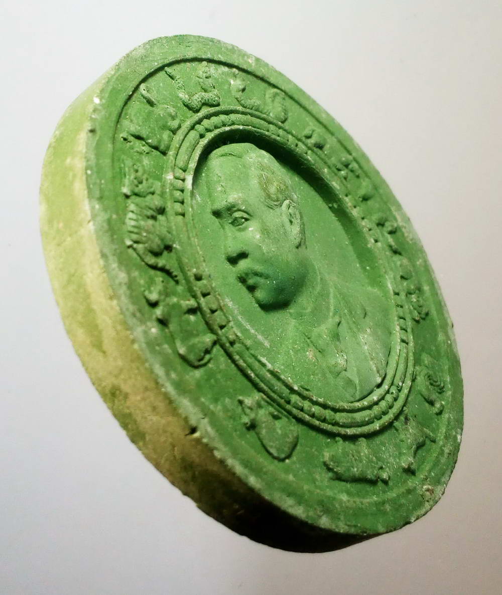 รหัสสินค้า จตุคามรามเทพ 082 พระเทวราชโพธิสัตว์จตุคามรามเทพ - พระบรมสาทิสลักษณ์รัชกาลที่ 5 เนื้อผงเขียว ไม่ทราบวัดที่ออก กล่องหาย จตุคามรามเทพรายการนี้ให้เช่าบูชาแล้ว