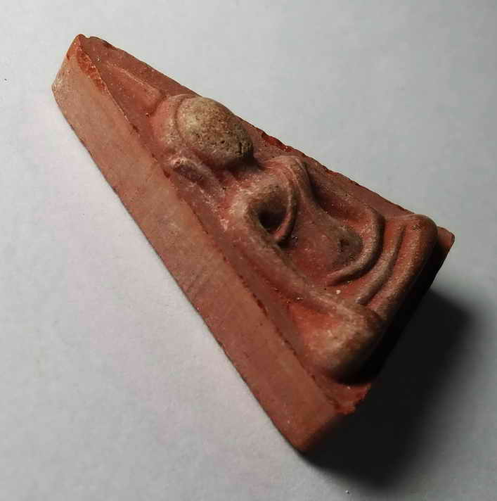 รหัสสินค้า พระเนื้อดิน เนื้อผง เนื้อว่าน 367 พระนางพญาเนื้อผง หลังสมเด็จพระนเรศวรมหาราช ทรงหลั่งทักษิโณทก รุ่นมงคลแผ่นดินดี สร้างปี 2551