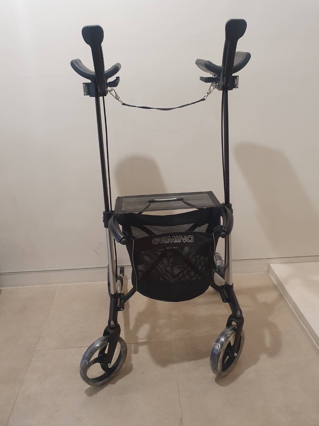 รถเข็นช่วยพยุงเดิน รุ่น Gemino 30 Walker มีที่รองแขน มีเบาะนั่งได้ พับเก็บได้ ใส่ของได้ รองรับน้ำหนักสูงสุด 150 กิโลกรัม แบรนด์ยุโรป (รุ่น TOP)