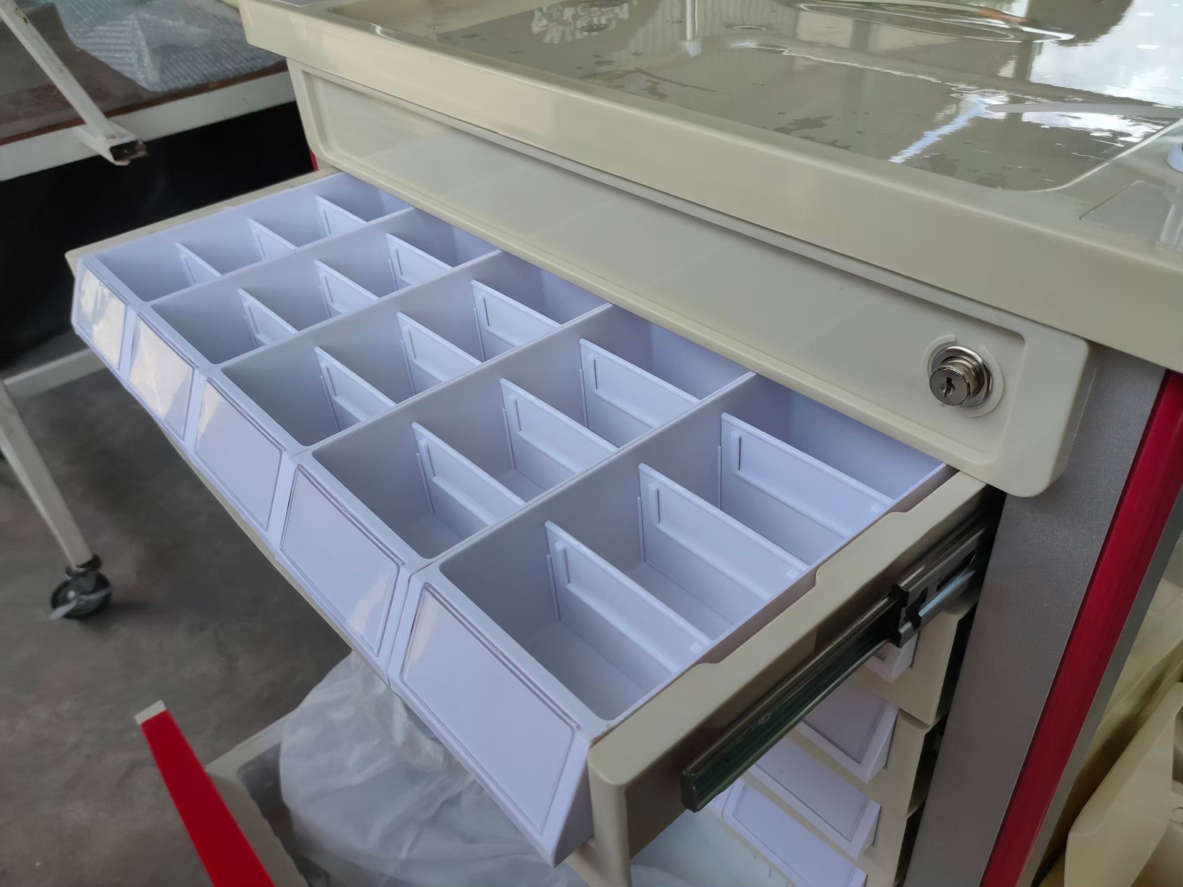 รถเข็นฉุกเฉิน สำหรับจ่ายยา 50 ช่อง รุ่น SL-F08-2 (Emergency Trolley)