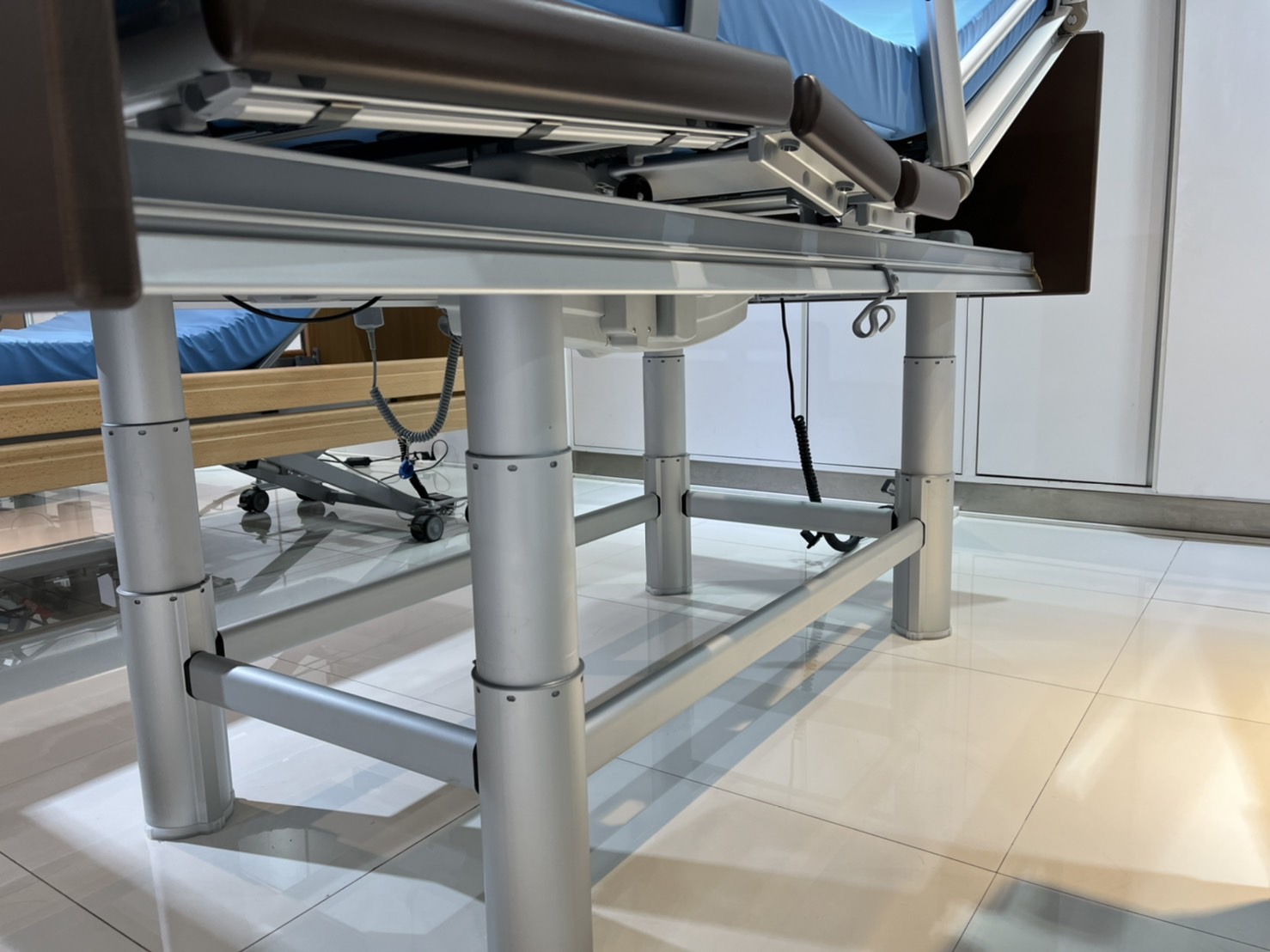 เตียงผู้สูงอายุปรับไฟฟ้าแบรนด์ Volker Bed รุ่น 3080MA จากประเทศเยอรมนี + แถมพิเศษ ที่นอนป้องกันแผลกดทับ HP Blue จากเยอรมนี + ชุดผ้าปูที่นอน + ผ้ายาง + เก้าอี้นั่งอาบน้ำ + ไม้เท้า (รุ่น TOP)