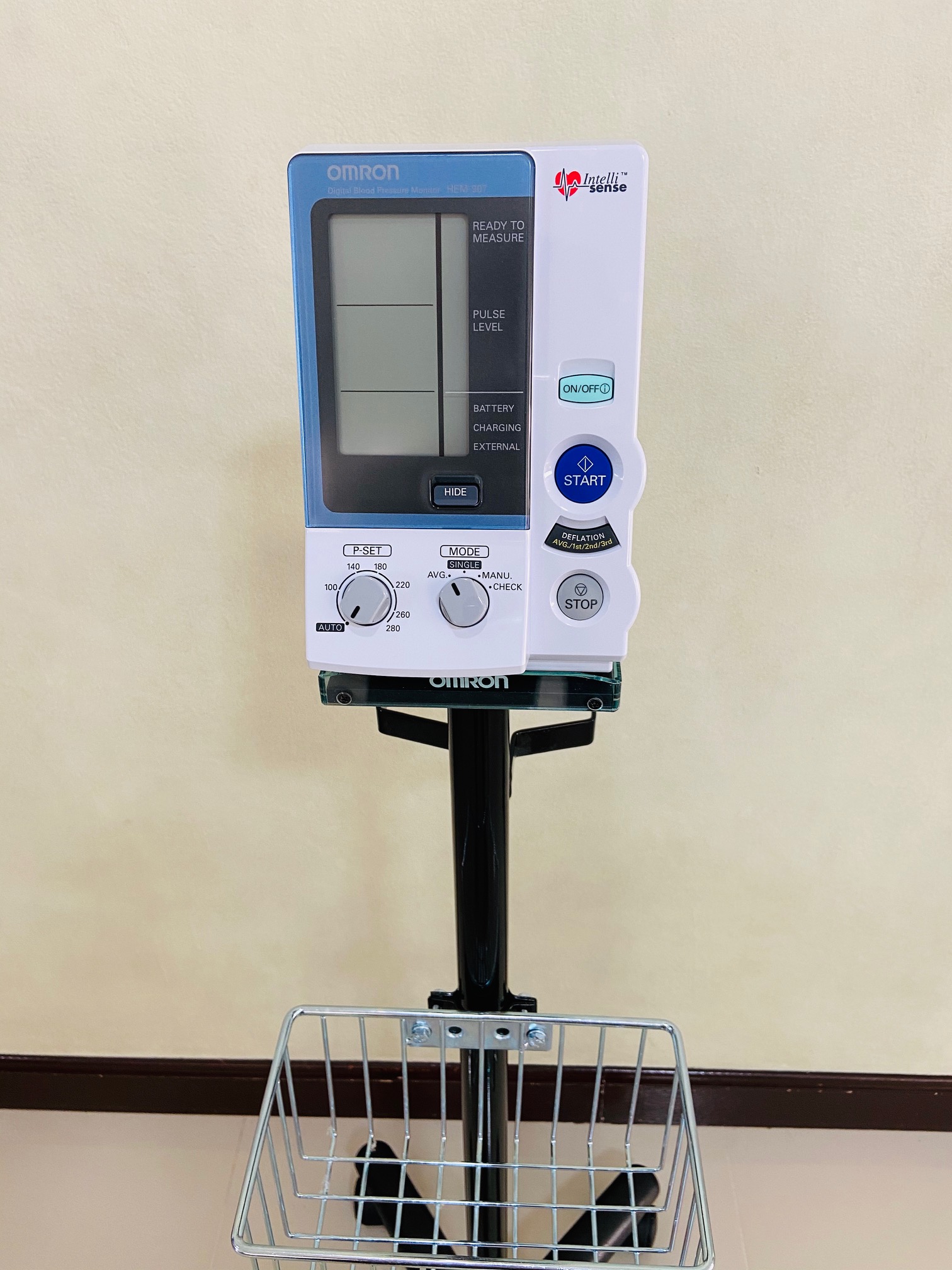 เครื่องวัดความดันโลหิตอัตโนมัติ OMRON รุ่น HEM-907 + พร้อมรถเข็นขาตั้งครบชุด และอุปกรณ์ประกอบการใช้งาน