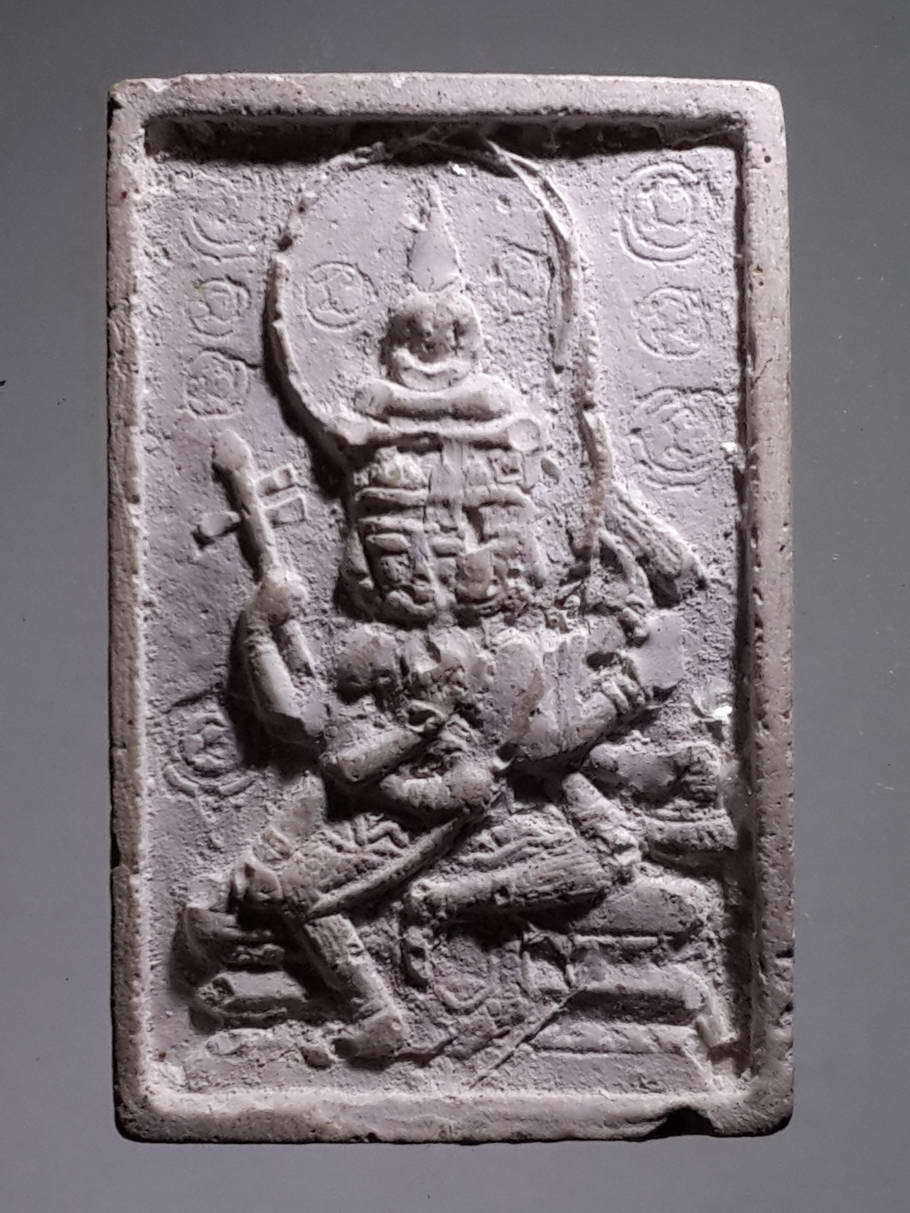 รหัสสินค้า พระเนื้อดิน เนื้อผง เนื้อว่าน 1748 พระพุทธเจ้าเหนือพรหม หลวงปู่ดู่ วัดสะแก อยุธยา พิมพ์ใหญ่ มีขอบ เนื้อผงจักรพรรดิ์