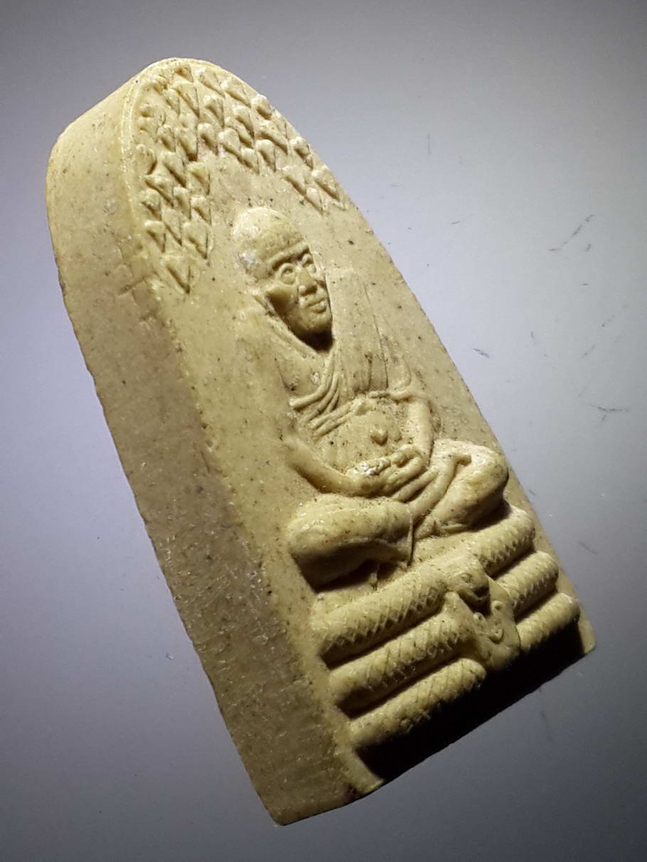 รหัสสินค้า หลวงปู่ทวด วัดต่างๆ 372 หลวงปู่ทวด เนื้อผง นั่งงูบองหลา หลังยันต์ห้า ไม่ทราบวัด