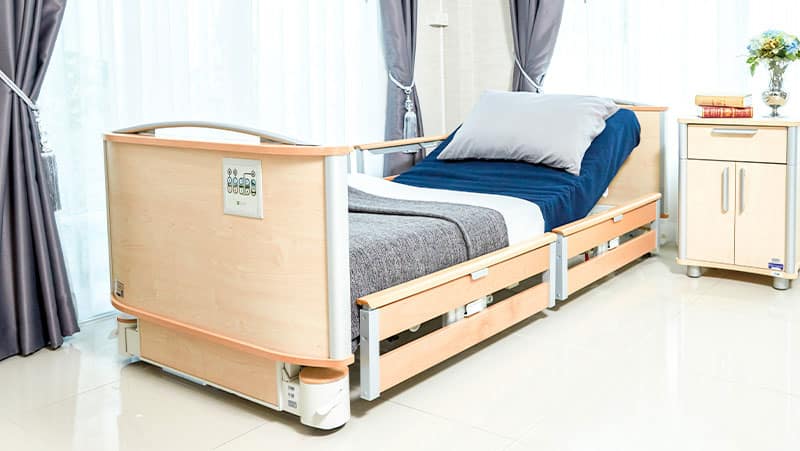 ชุดเตียงผู้ป่วยปรับไฟฟ้า FLOORE มีไฟใต้เตียง และแบตเตอรี่สำรองไฟ ราวกั้นเตียงแบบ ModuFlex แบ่งเป็นสองตอนแบบเต็มเตียง (ปรับเตียงต่ำสุด 23 cm.) + พร้อมที่นอนเพื่อสุขภาพ MEMORY FOAM + ชุดผ้าปูที่นอน + ผ้ายางรองกันเปื้อน
