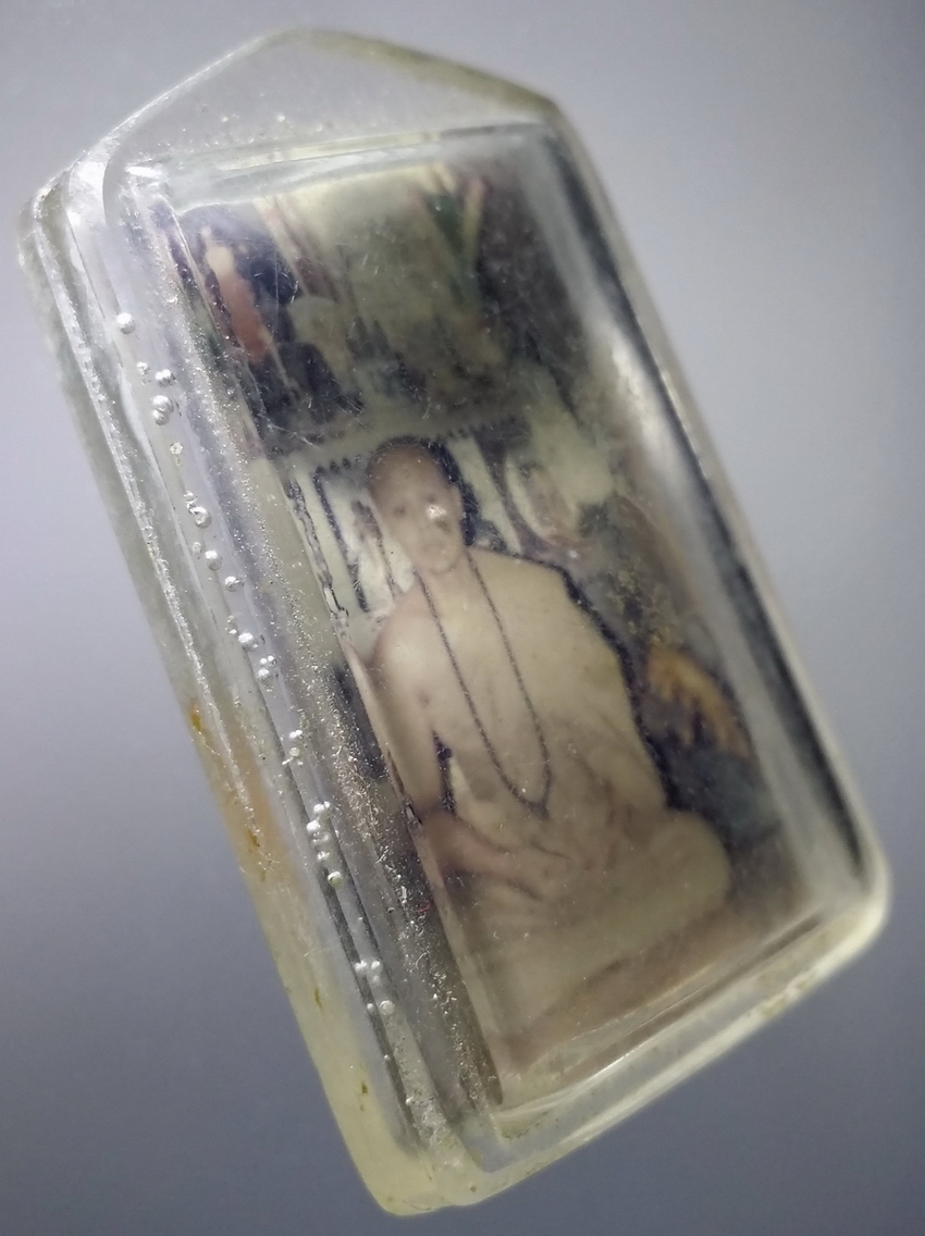 รหัสสินค้า เครื่องราง ล็อกเก็ต ภาพถ่าย 141 ภาพถ่ายพระเกจิ หลังจาร ปากกาเคมี ไม่ทราบที่