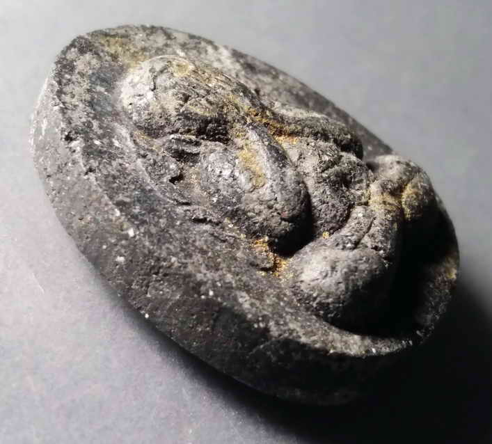 รหัสสินค้า พระปิดตา ทั่วไป 046 พระปิดตาเนื้อผงใบลาน พิมพ์กนกข้าง หลวงปู่เหรียญ วรลาโภ สำนักสงฆ์วังสวนจิตรลดา สร้างปี 2539 รุ่นถวายพระพร