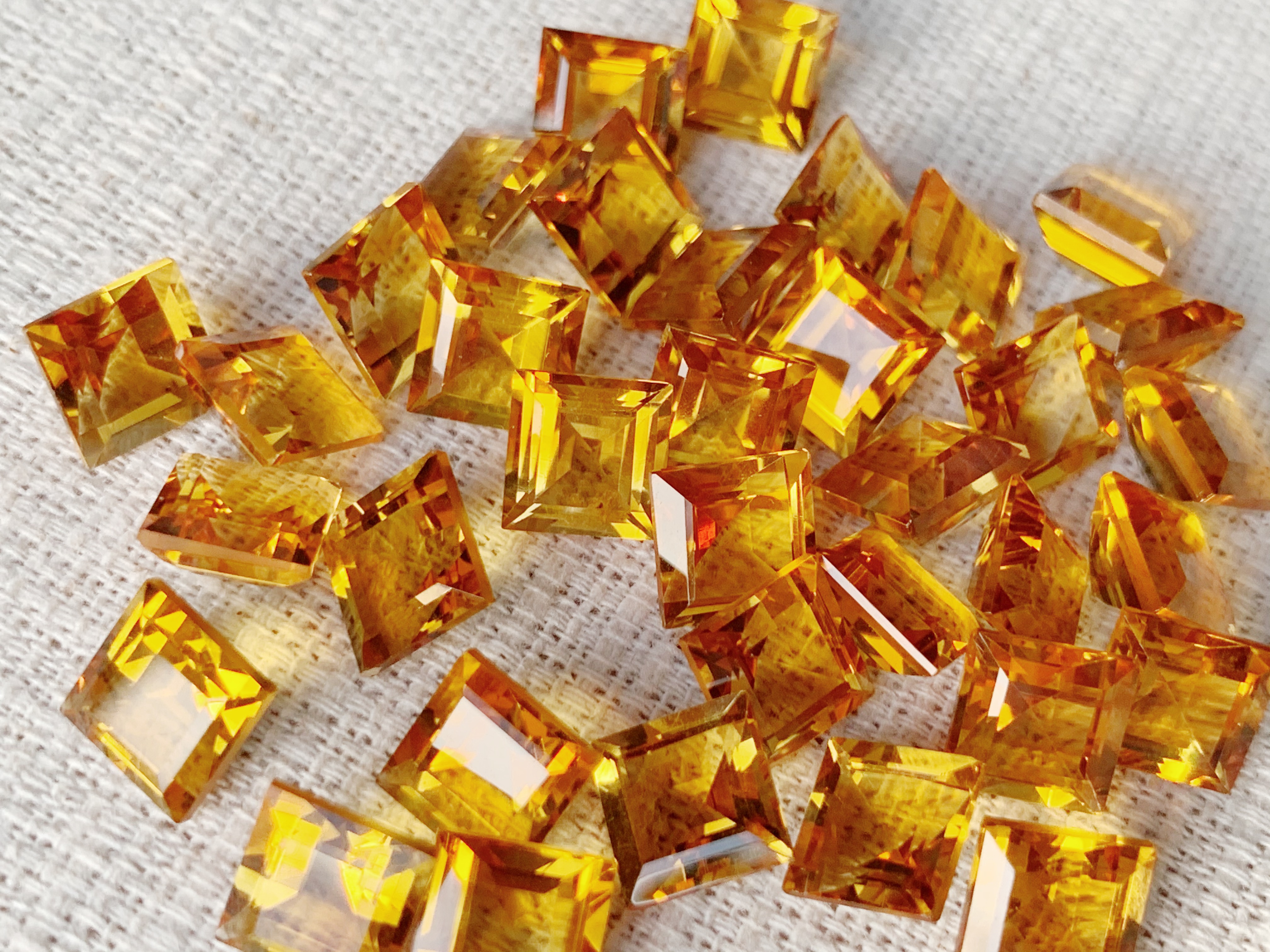 ซิทรินสี่เหลี่ยม 7x7 mm. 5 กะรัต