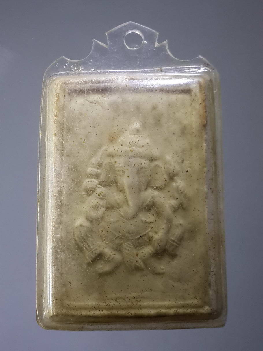 รหัสสินค้า พระไม่ทราบที่ 414 เศียรพ่อแก่ เนื้อผง หลังพระพิฆเนศ ไม่ทราบที่