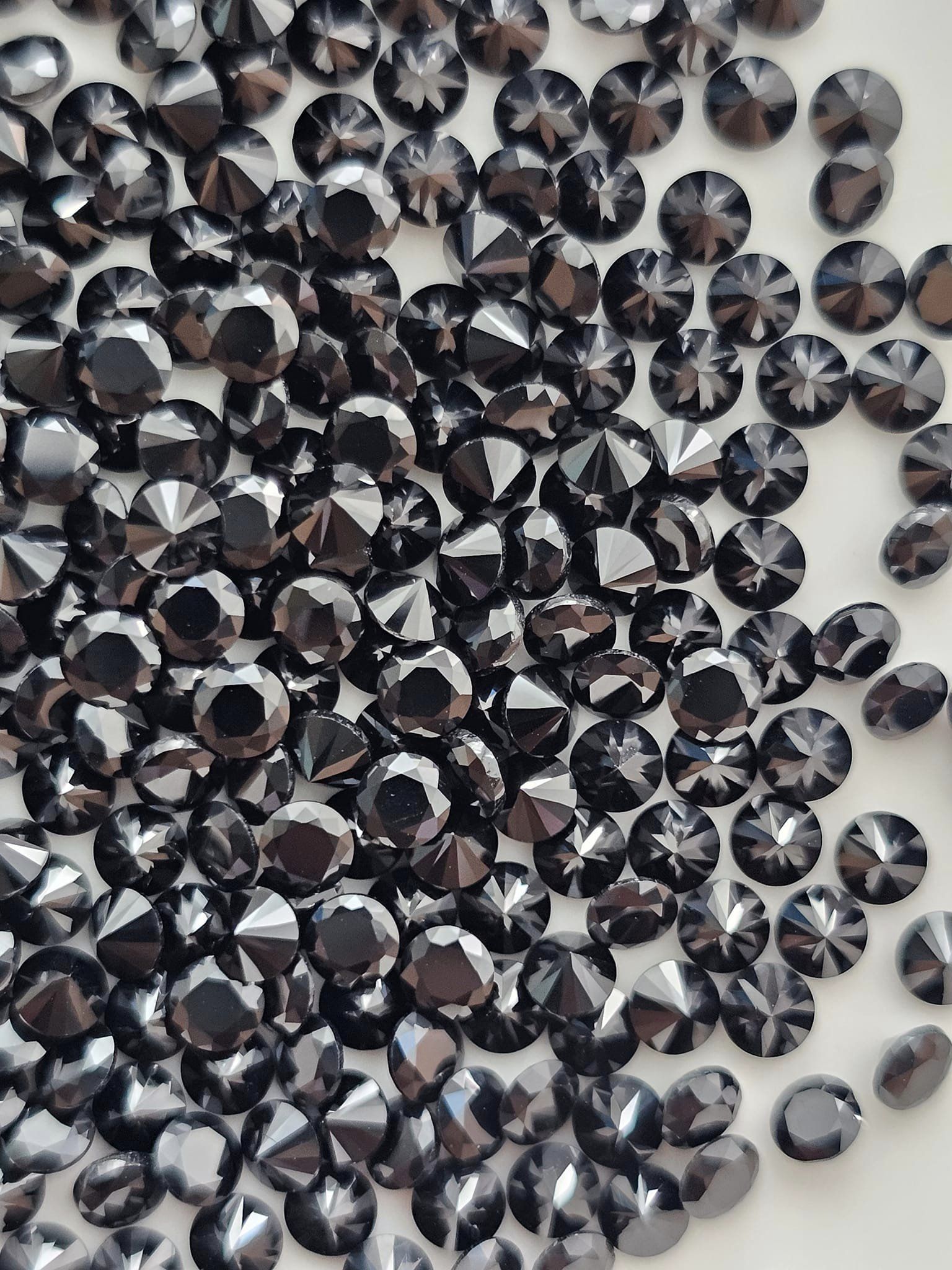 พลอยนิลกลมเจียรเหลี่ยม 2.7mm. 5 กะรัต