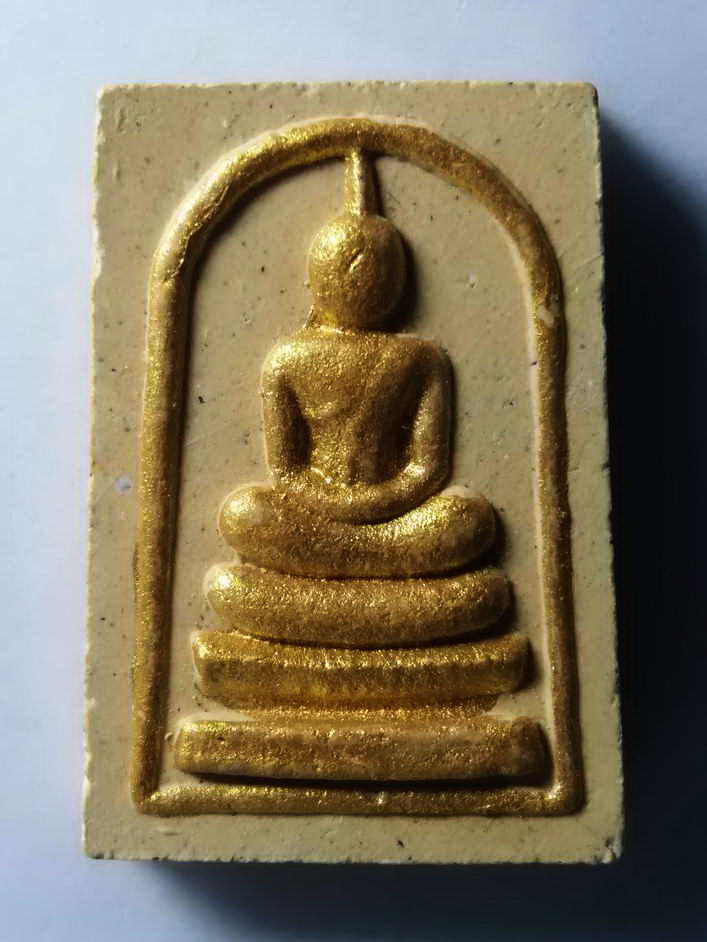 รหัสสินค้า พระสมเด็จ วัดต่างๆ 235 พระสมเด็จเนื้อผงทาทองบรอนซ์ หลวงพ่ออิด วัดเกาะแก้วสุวรรณาราม ต้นสำโรง พนมสารคาม ฝังมวลสารทางด้านหลัง หายาก ส่วนใหญ่จะเจอแต่ไม่มีมวลสารฝัง
