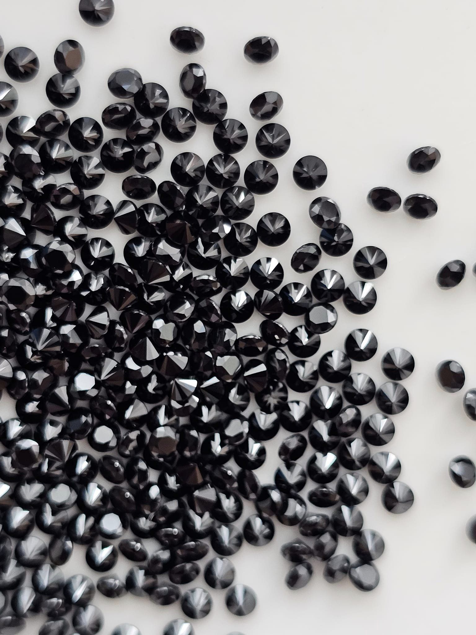 พลอยนิลกลมเจียรเหลี่ยม 2.2mm. 5 กะรัต