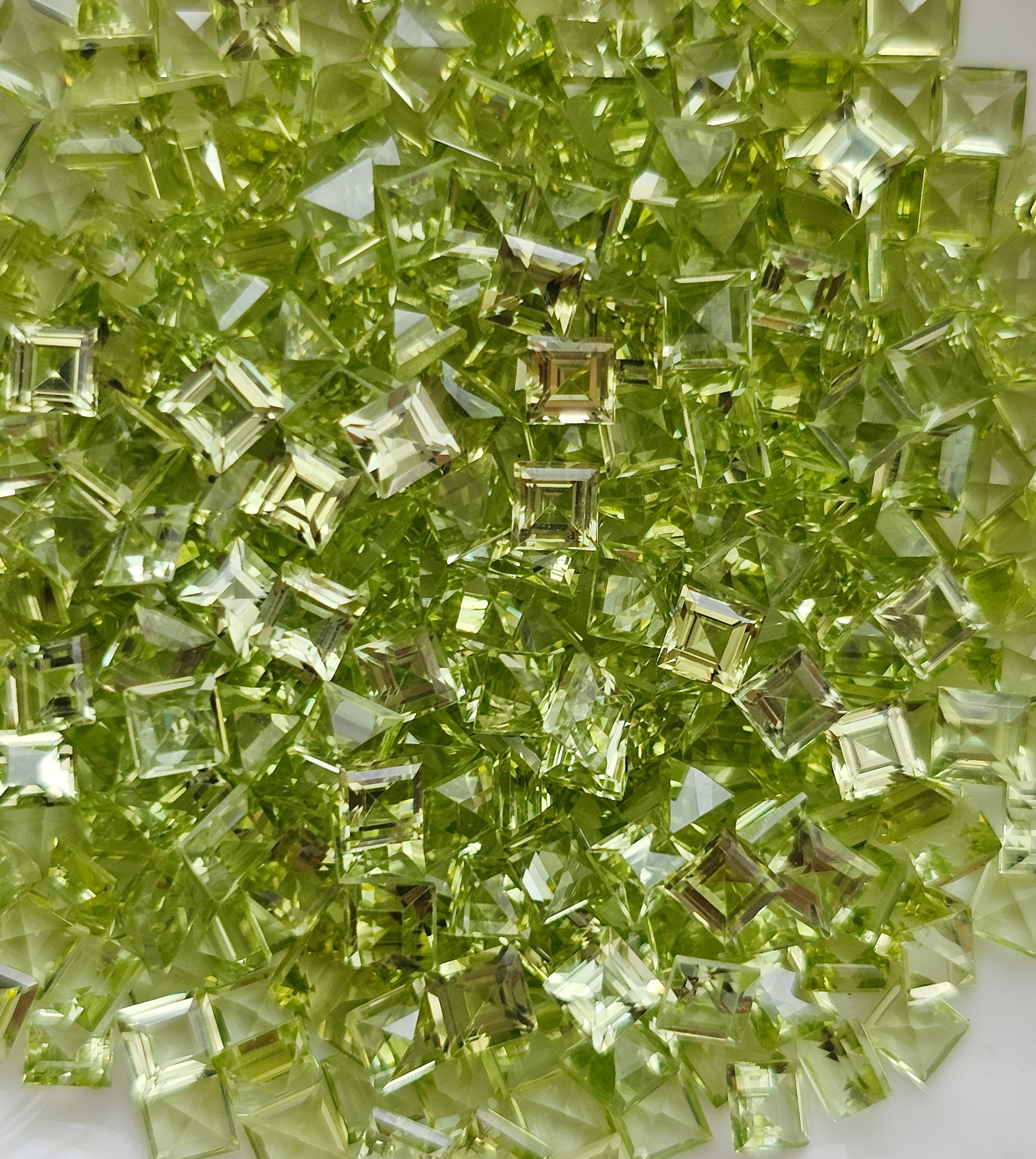 เพอริดอทสี่เหลี่ยม 2.5x2.5mm. 5 กะรัต