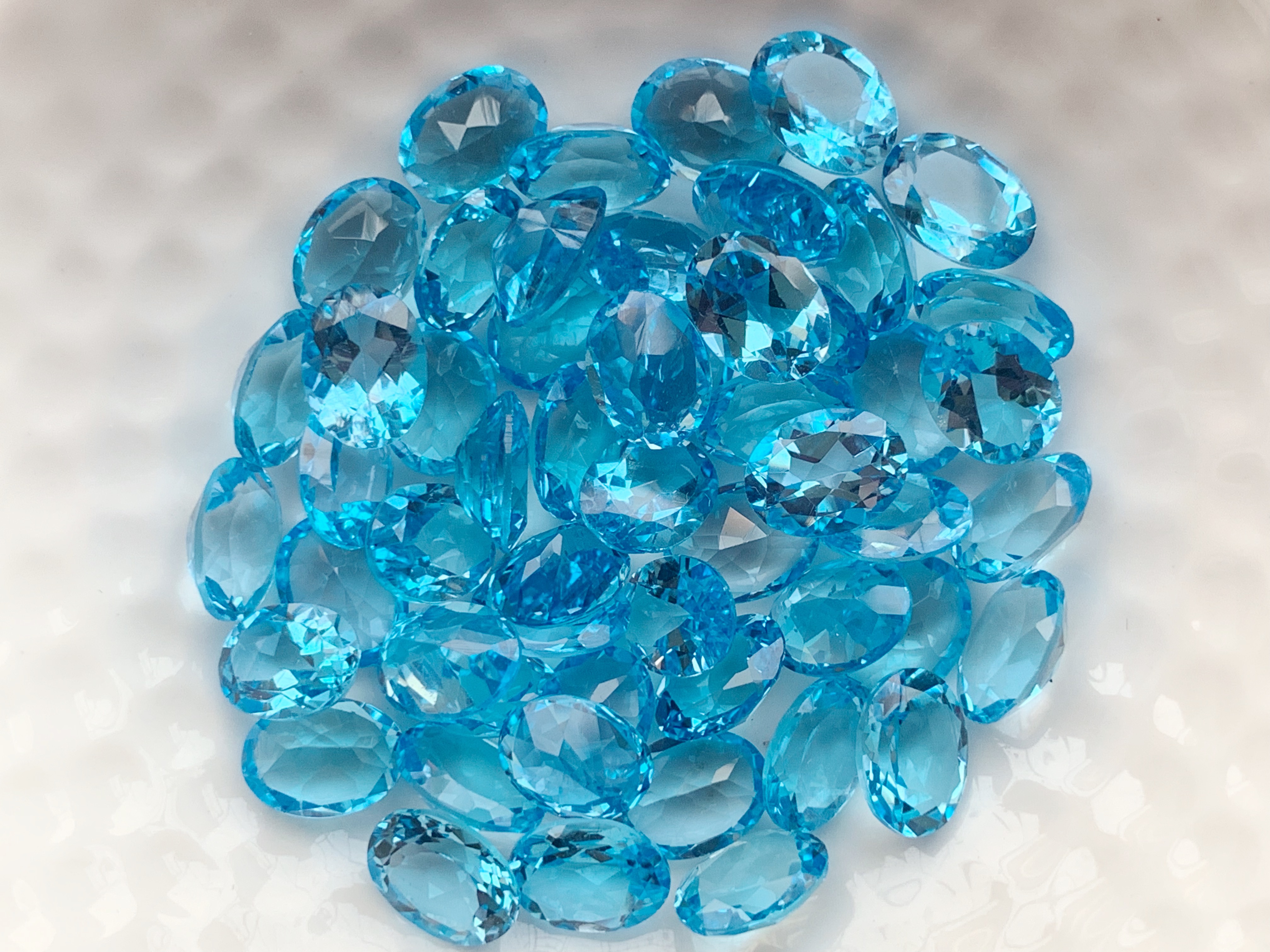 บลูโทปาสไข่ 8X6 มม. 5 กะรัต