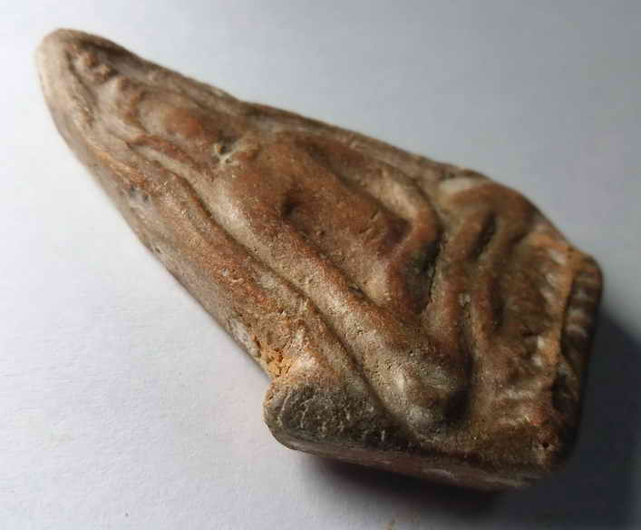 รหัสสินค้า พระกรุ 016 พระพุทธชินราชเนื้อดิน กรุบึงสามพัน จ.อุตรดิตถ์ สภาพใช้ ( ตัดชิดประภามณฑล )