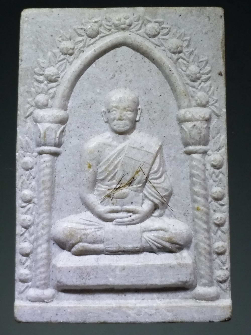 รหัสสินค้า พระเนื้อดิน เนื้อผง เนื้อว่าน 995 พระผงโรยเส้นเกศาหลวงปู่น้อย จันทวโร วัดหนองโก จังหวัดนครสวรรค์ รุ่นฉลองครบรอบอายุ 84 ปี