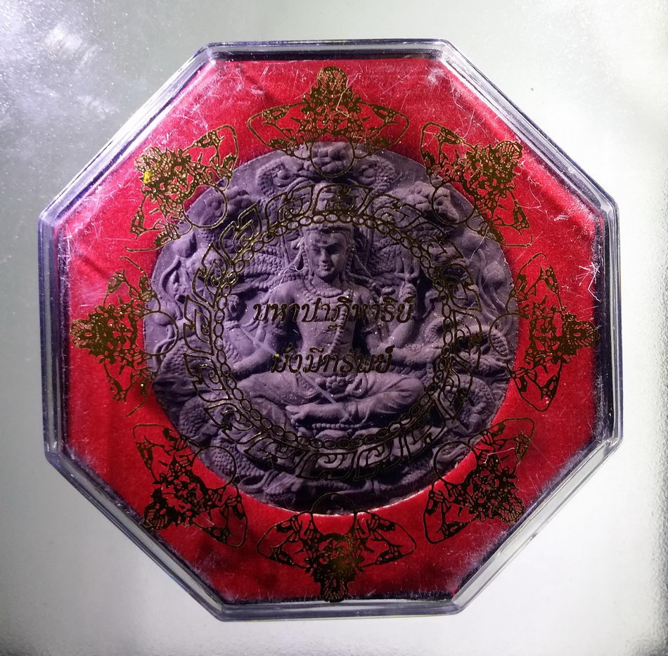 รหัสสินค้า จตุคามรามเทพ 806 พระเทวราชโพธิสัตว์จตุคามรามเทพ รุ่นมหาปาฏิหาริย์มั่งมีทรัพย์ เนื้อว่านกากยายักษ์โรยผงตะไบ ฝังโค๊ต นะโมเงิน กล่องแปดเหลี่ยม