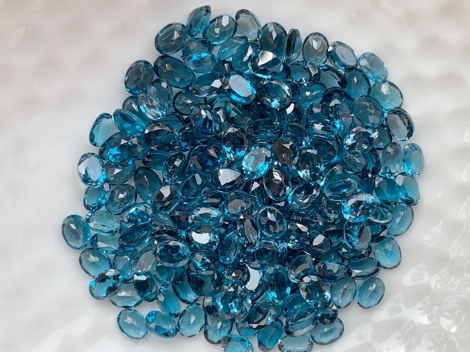 ลอนดอนบลูโทปาส 4X3 mm. 5 กะรัต