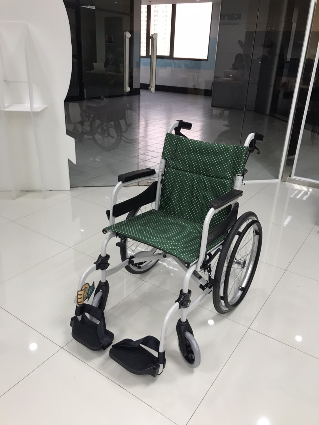 รถเข็นอลูมินัมอัลลอยด์โซม่า รุ่น SOMA 215 (SM-250.5) WheelChair SOMA 215 (SM-250.5) โครงพักเท้าสวิงได้ น้ำหนักเบา พกพาสะดวก กะทัดรัด ของแท้ รับประกันศูนย์ไทย 1 ปี