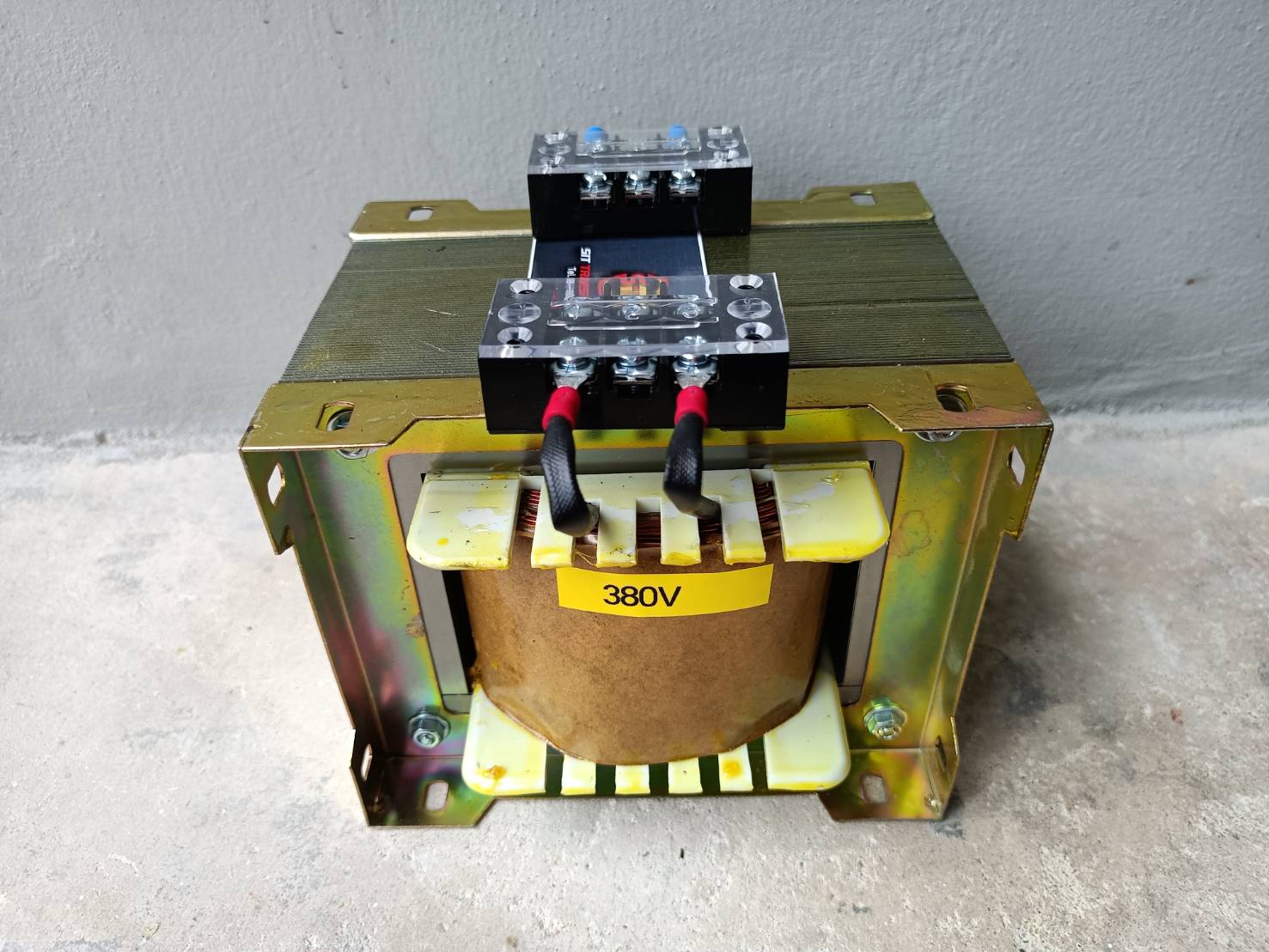 หม้อแปลง 380V To 220V 700VA