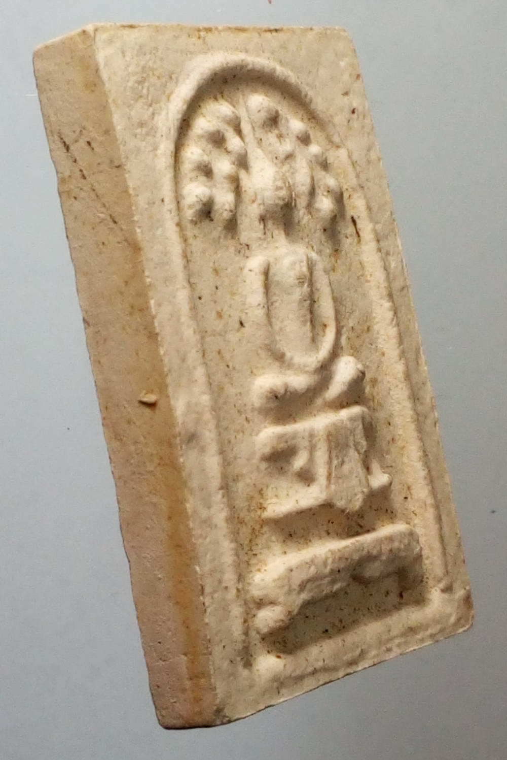 รหัสสินค้า พระไม่ทราบที่ 124 พระสมเด็จปรกโพธิ์ ฐานผ้าทิพย์ ปั๊มตรายาง ด้านหลังมีชื่อย่อวัด ว.ป.ม.ไม่ทราบที่