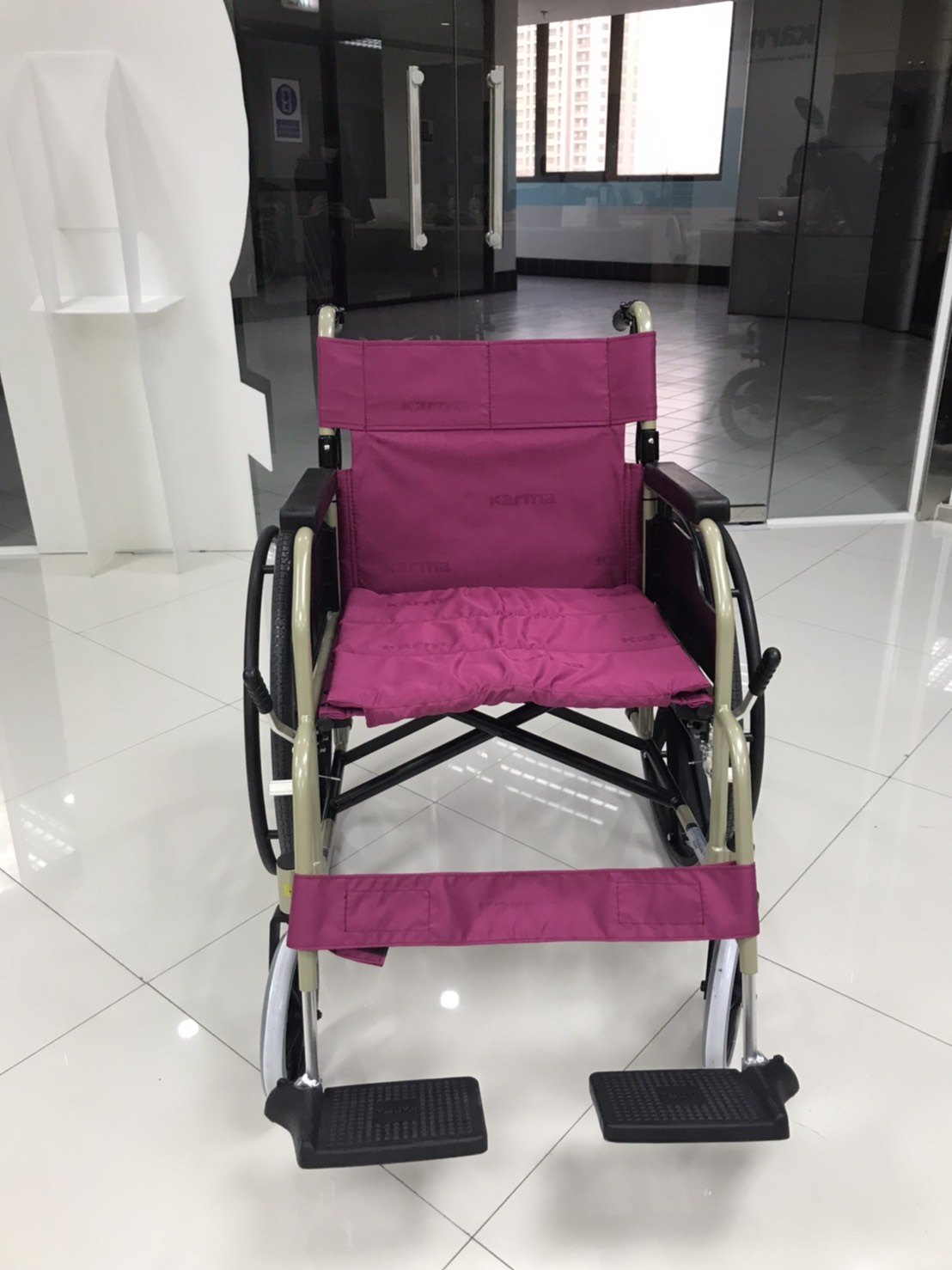 รถเข็นอลูมินัมอัลลอยด์คาร์ม่า รุ่น KM-1500 (KARMA KM-1500) ดีไซน์คลาสสิค ทนทาน เบาะกว้าง 18 นิ้ว ล้อหลัง 24 นิ้ว ของแท้ รับประกันศูนย์ไทย 5 ปี