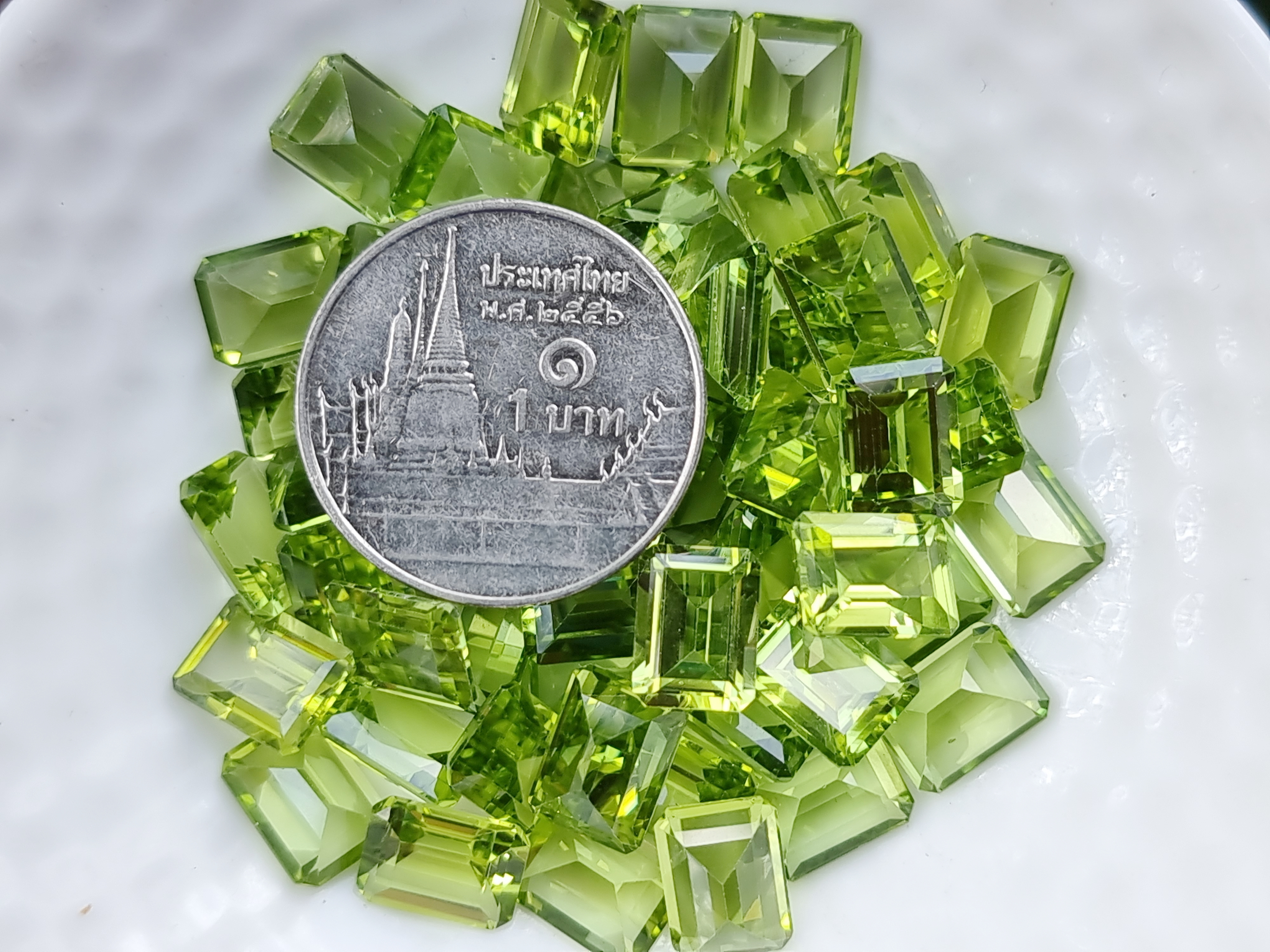 เพอริดอทสี่เหลี่ยม 8×6 มม. 5 กะรัต