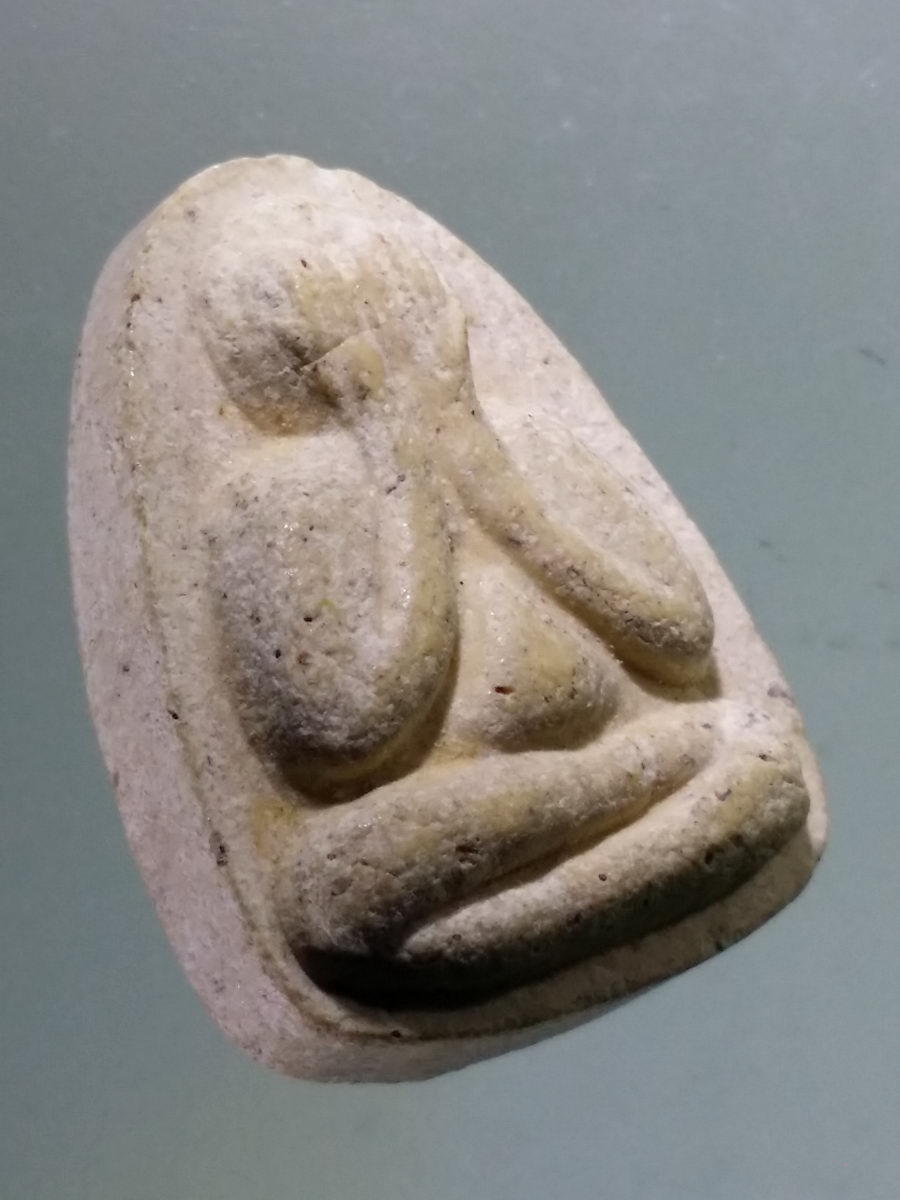 Antig Pim 075 พระปิดตาเนื้อผง หลวงพ่อเกษม เขมโก ร่วมพุทธาภิเษก 24 กันยายน ปี 2536