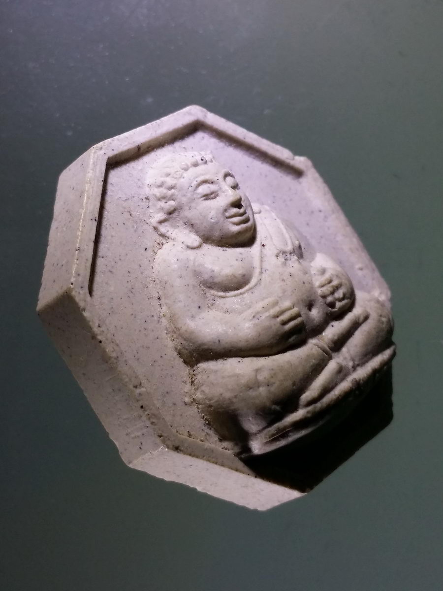 Antig Pim 140 พระสังกัจจายน์เนื้อผง พิมพ์ 8 เหลี่ยม หลังยันต์โป๊ยข่วย หยินหยาง