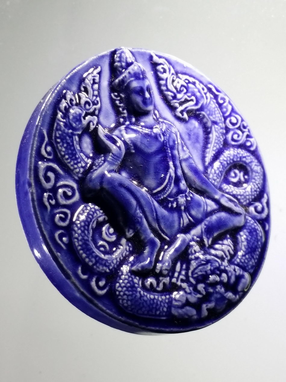 รหัสสินค้า จตุคามรามเทพ 916 พระเทวราชโพธิสัตว์จตุคามรามเทพ เนื้อกระเบื้องเคลือบสีน้ำเงิน รุ่นมหาเศรษฐีบุญฤทธิ์ หลวงพ่อจอน วัดบุญฤทธิ์ จังหวัดนครราชสีมา จัดสร้าง ปี 2550