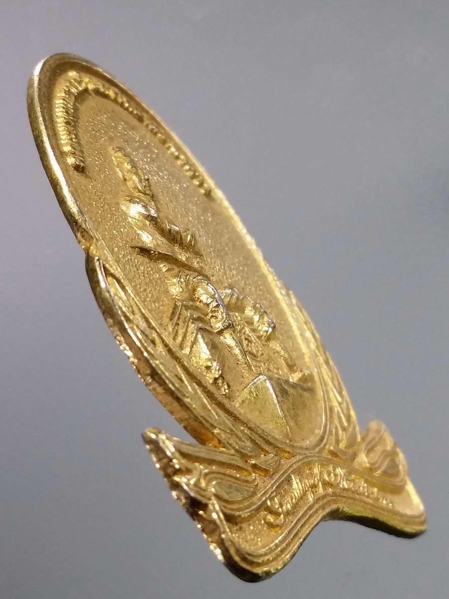 รหัสสินค้า พระมหากษัตริย์และบุคคลสำคัญ 303 เข็มกลัดกะไหล่ทอง สมเด็จพระนเรศวรมหาราช คณะแพทย์ศาสตร์มหาวิทยาลัยนเรศวร จังหวัดพิษณุโลก พระรายการนี้ให้เช่าบูชาแล้ว