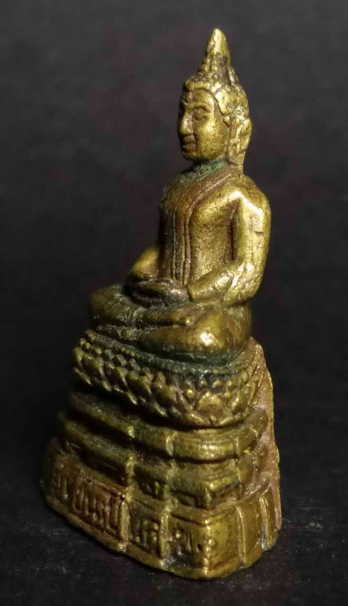 รหัสสินค้า พระกริ่ง พระหล่อ 019 รูปหล่ออุดกริ่ง พระพุทธปางสมาธิ เนื้อทองผสมไม่ทราบที่ ที่ฐานเขียนว่าอยู่เย็นเป็นสุข พระรายการนี้ให้เช่าบูชาแล้ว