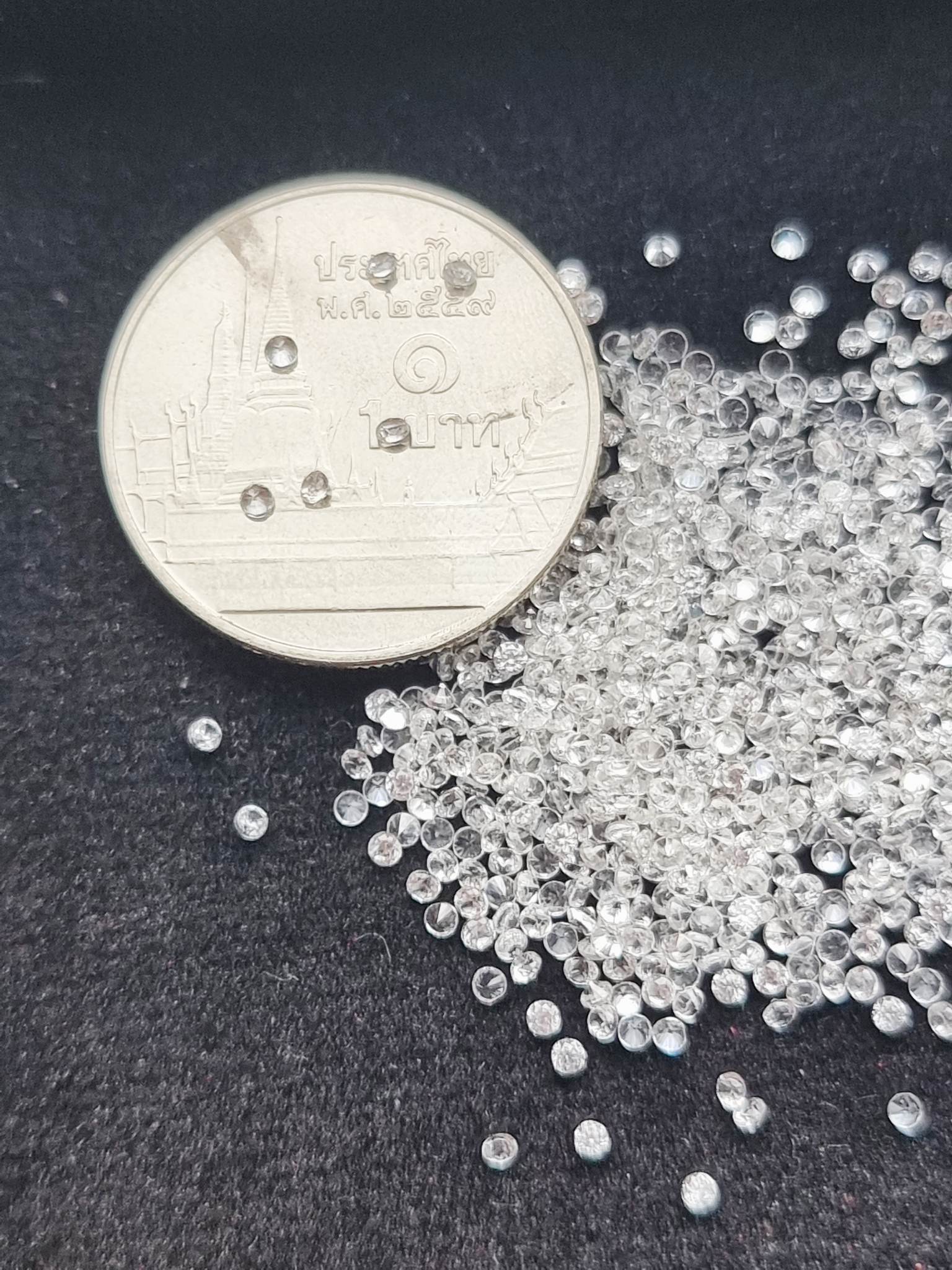 เพทายขาวกลมเจียรเหลี่ยม Size 1.3 มม. 1 กะรัต