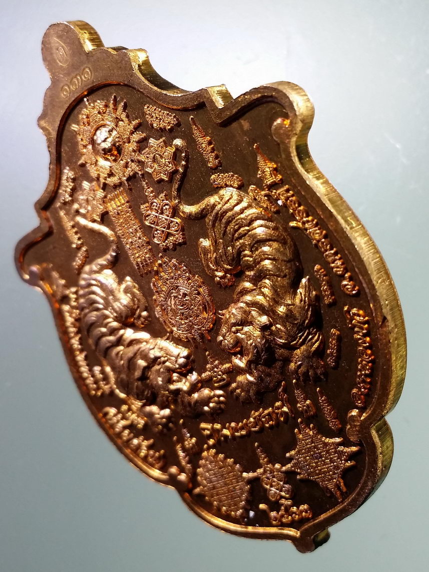 รหัสสินค้า พระมีกล่อง 006 เหรียญทองแดงลงยาเขียว รุ่นคมพยัคฆ์ หลวงพ่อพัฒน์ วัดห้วยด้วน อำเภอหนองบัว จังหวัดนครสวรรค์ ตอกโค๊ต หมายเลข ๑๓๑