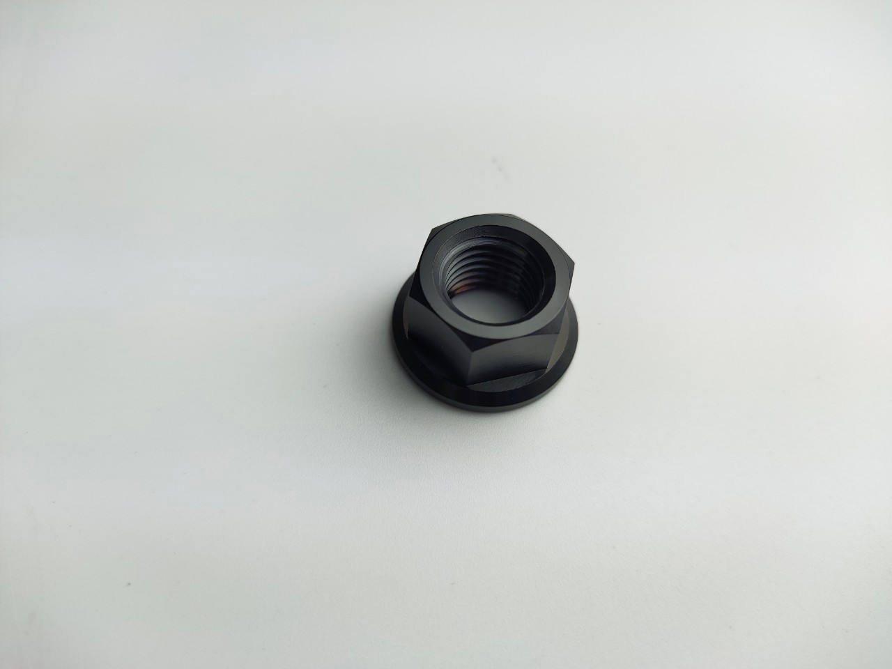 ตัวอย่างอะไหล่น็อตทำสีดำไทเทเนียม | PVD Coating