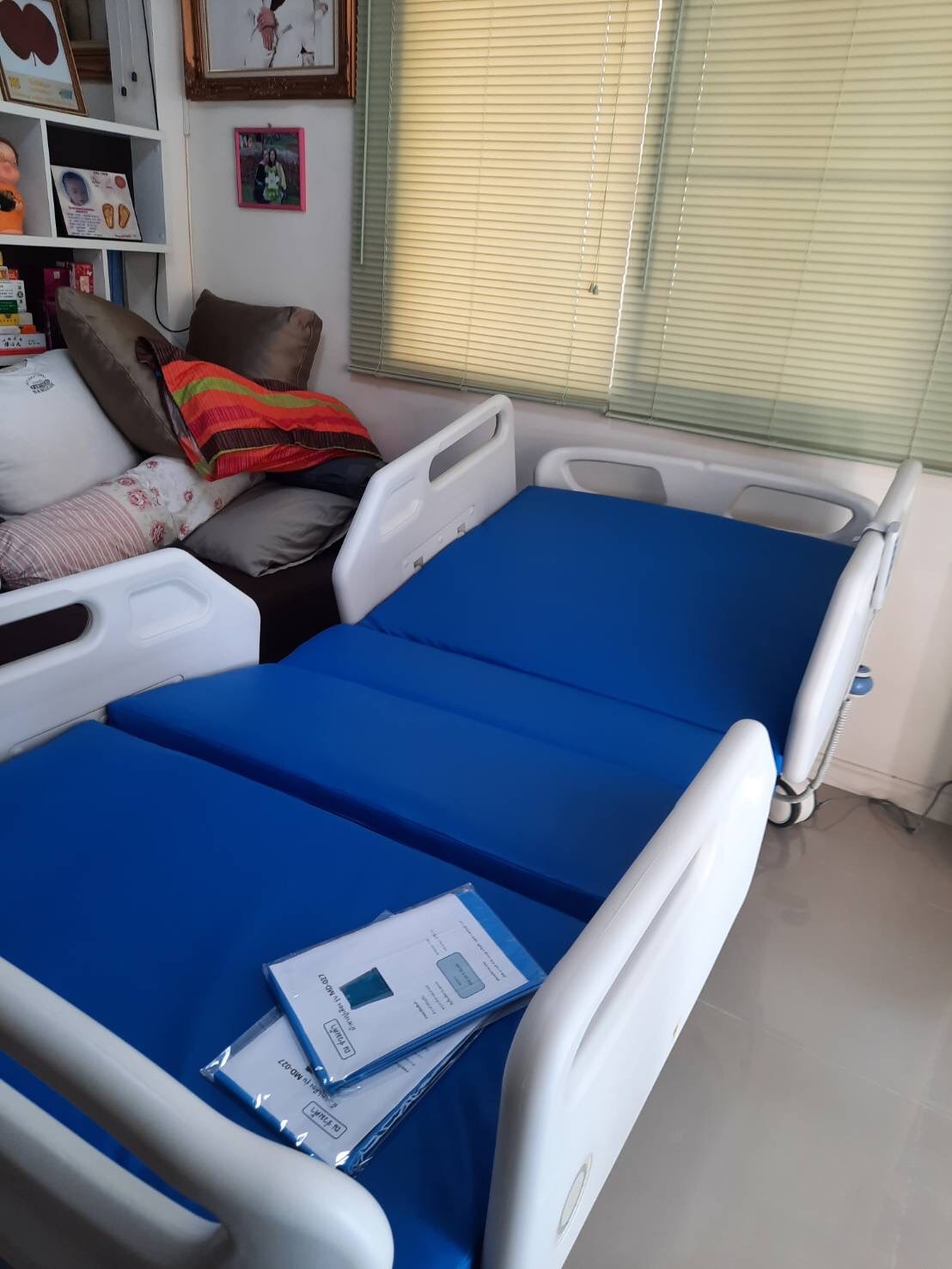 เตียงผู้ป่วยปรับไฟฟ้า 4 ฟังก์ชั่น (ราวปีกนก) มีแบตเตอรี่สำรองไฟฟ้าในตัว + แถมพิเศษ ฟูกที่นอน 4 ตอน + ชุดผ้าปูที่นอน ปลอกหมอน + ผ้ายางกันเปื้อน