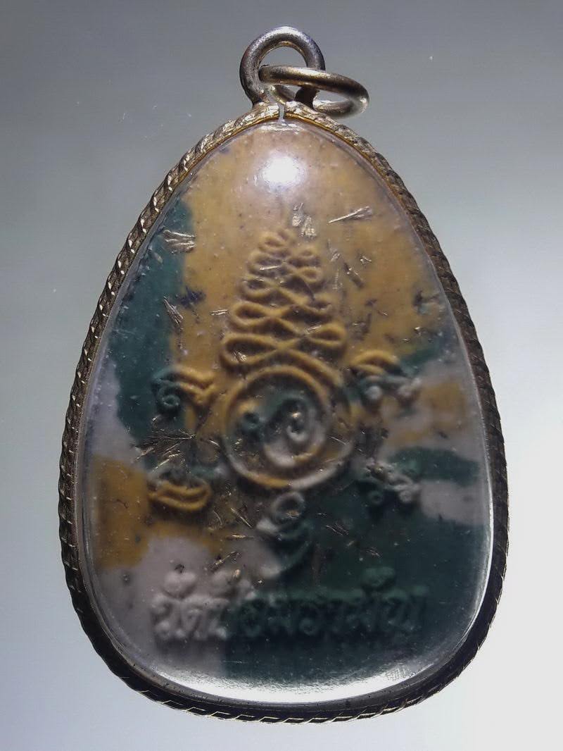 Antig FB 12838 ชูชก เนื้อผงสายรุ้ง พระอาจารย์แดง วัดป้อมรามัญ เลี่ยมทองไมครอนแบบผ่าหวาย