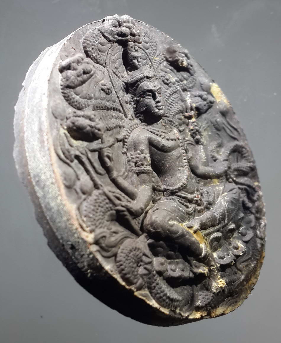 รหัสสินค้า จตุคามรามเทพ 117 จตุคามรามเทพ รุ่นมหาปาฏิหาริย์มั่งมีทรัพย์ เนื้อว่านดำ ฝังหัวนะโมเงิน จตุคามรามเทพ รายการนี้ให้เช่าบูชาแล้ว